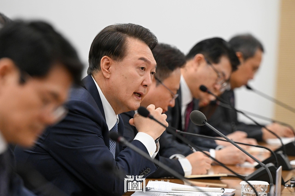 윤석열 대통령이 18일 서울 송파구 서울아산병원을 방문해 병원장 등 참석 의료진과의 간담회에서 발언하고 있다. 