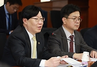 <p>김소영 금융위원회 부위원장이 18일 오후 서울 중구 금융연구원&nbsp; 대회의실에서 개최한 금융시장 현안 점검&middot;소통회의에서 정부, 관계기관, 시장전문가들과 함께 현재 거시경제 및 금융시장 상황에 대한 시각과 향후 전망에 대한 의견을 공유하고 제2금융권 건전성 현황 등 금융시장 주요 이슈에 대한 대응방안을 논의하고 있다.</p>