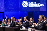 윤석열 대통령이 18일 서울 신라호텔에서 열린 ‘제3차 민주주의 정상회의 장관급 회의 개회식’에서 주제 영상 시청 뒤 박수를 치고 있다.