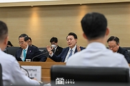 윤석열 대통령이 18일 서울 송파구 서울아산병원을 방문해 병원장 등 참석 의료진과의 간담회에서 발언하고 있다. 