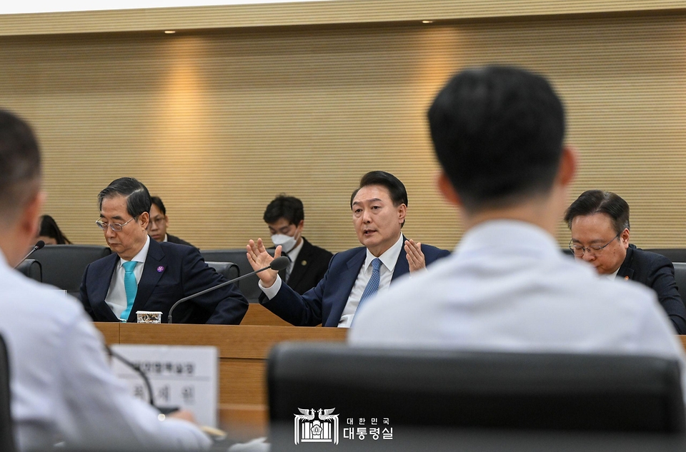 윤석열 대통령이 18일 서울 송파구 서울아산병원을 방문해 병원장 등 참석 의료진과의 간담회에서 발언하고 있다. 