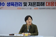 송미령 농림축산식품부 장관이 17일 대구 군위군 국립원예특작과학원 사과연구센터에서 열린 과수 생육 관리 및 저온 피해 대응 현황 점검 회의를 주재하고 있다. 