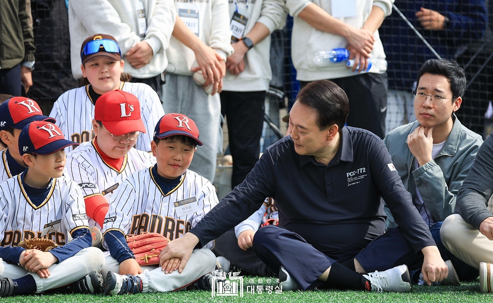 윤석열 대통령이 16일 서울 용산어린이정원 야구장에서 열린 샌디에이고 파드리스의 어린이 야구교실에서 유소년 야구선수들과 대화하고 있다.