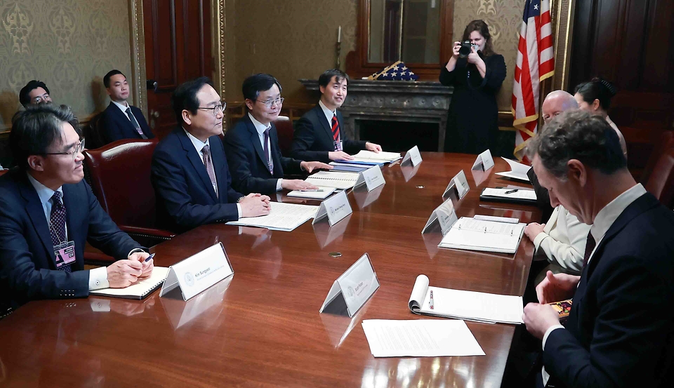 정인교 산업통상자원부 통상교섭본부장은 15일(현지시간)미국 백악관에서 열린 ‘제7차 한-미 FTA(자유무역협정) 공동위원회’에서 캐서린 타이(Katherine Tai) 미국무역대표부(USTR)대표와  FTA 이행성과 점검 및 향후 계획 등을 논의하고 있다.