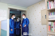 윤석열 대통령이 18일 서울 송파구 서울아산병원 어린이병원을 방문해 위생 가운을 착용한 뒤 소아혈액종양병동 내 병원학교에서 병원 관계자의 설명을 듣고 있다.