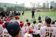 윤석열 대통령이 16일 서울 용산어린이정원 야구장에서 열린 샌디에이고 파드리스의 어린이 야구교실에서 격려 발언을 하고 있다.