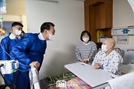 윤석열 대통령이 18일 서울 송파구 서울아산병원 어린이병원을 방문해 뇌종양 항암치료를 위해 입원 중인 한 환아를 격려하고 있다.