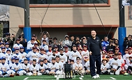 윤석열 대통령이 16일 서울 용산어린이정원 야구장에서 열린 샌디에이고 파드리스의 어린이 야구교실에서 직접 타격을 해 본 뒤 웃음 짓고 있다. 