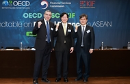 (왼쪽부터) 까르미네 디 노이아 OECD 재무기업국장, 김소영 금융위원회 부위원장, 이항용 금융연구원장이 18일 오전 서울 중구 은행회관에서 개최한 한국-OECD 디지털금융 라운드테이블에서 기념촬영을 하고 있다.