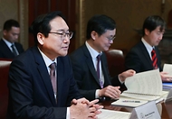 정인교 산업통상자원부 통상교섭본부장은 15일(현지시간)미국 백악관에서 열린 ‘제7차 한-미 FTA(자유무역협정) 공동위원회’에서 캐서린 타이(Katherine Tai) 미국무역대표부(USTR)대표와  FTA 이행성과 점검 및 향후 계획 등을 논의하고 있다.