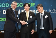 (왼쪽부터) 까르미네 디 노이아 OECD 재무기업국장, 김소영 금융위원회 부위원장, 이항용 금융연구원장이 18일 오전 서울 중구 은행회관에서 개최한 한국-OECD 디지털금융 라운드테이블에서 기념촬영을 하고 있다.
