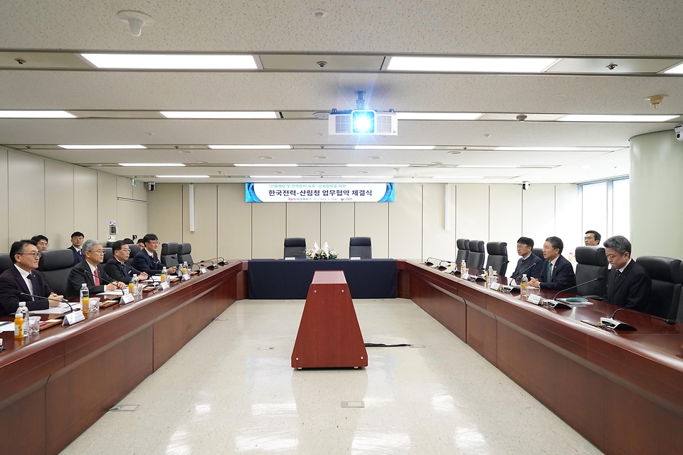 남성현 산림청장이 15일 서울 서초구 한전아트센터에서 열린 ‘한국전력-산림청 업무협약 체결식’에 참석해 있다.