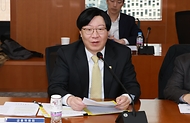 <p>김소영 금융위원회 부위원장이 18일 오후 서울 중구 금융연구원&nbsp; 대회의실에서 개최한 금융시장 현안 점검&middot;소통회의에서 정부, 관계기관, 시장전문가들과 함께 현재 거시경제 및 금융시장 상황에 대한 시각과 향후 전망에 대한 의견을 공유하고 제2금융권 건전성 현황 등 금융시장 주요 이슈에 대한 대응방안을 논의하고 있다.</p>