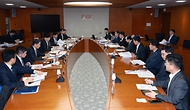 <p>김소영 금융위원회 부위원장이 18일 오후 서울 중구 금융연구원&nbsp; 대회의실에서 개최한 금융시장 현안 점검&middot;소통회의에서 정부, 관계기관, 시장전문가들과 함께 현재 거시경제 및 금융시장 상황에 대한 시각과 향후 전망에 대한 의견을 공유하고 제2금융권 건전성 현황 등 금융시장 주요 이슈에 대한 대응방안을 논의하고 있다.</p>