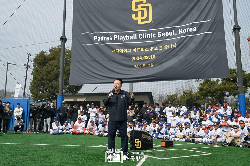 윤석열 대통령이 16일 서울 용산어린이정원 야구장에서 열린 샌디에이고 파드리스의 어린이 야구교실에서 격려 발언을 하고 있다.