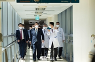윤석열 대통령이 18일 서울 송파구 서울아산병원 어린이병원을 방문해 의료진과 이동하고 있다. 