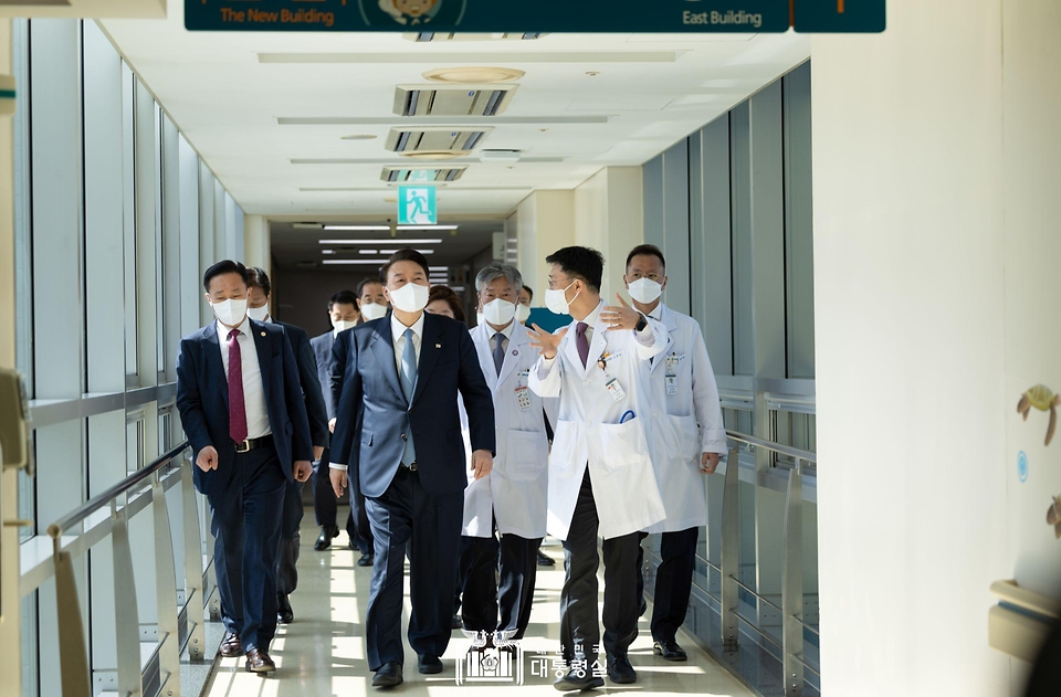 윤석열 대통령이 18일 서울 송파구 서울아산병원 어린이병원을 방문해 의료진과 이동하고 있다. 