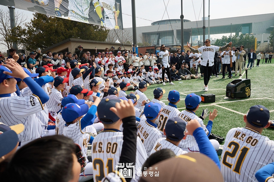 윤석열 대통령이 16일 서울 용산어린이정원 야구장에서 열린 샌디에이고 파드리스의 어린이 야구교실에서 유소년 야구선수들과 함께 매니 마차도의 타격 시범에 박수치고 있다. 