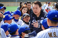 윤석열 대통령이 16일 서울 용산어린이정원 야구장에서 열린 샌디에이고 파드리스의 어린이 야구교실에서 유소년 야구선수들과 이야기를 나누고 있다.