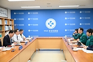 이희완 국가보훈부 차관이 14일 오전 충남 홍성군 홍성의료원에 방문하여 의료계 집단행동 관련해 응급실 및 진료대응 현황점검을 하고 김건식 홍성의료원장과 환담을 나누고 있다.
