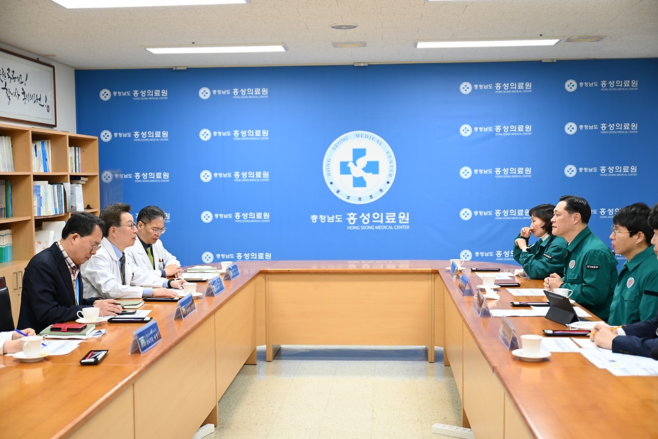 이희완 국가보훈부 차관이 14일 오전 충남 홍성군 홍성의료원에 방문하여 의료계 집단행동 관련해 응급실 및 진료대응 현황점검을 하고 김건식 홍성의료원장과 환담을 나누고 있다.