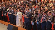한덕수 국무총리가 15일 오전 경남 창원시 마산회원구 3.15 아트센터에서 열린 제64주년 3.15의거 기념식에 참석하여 주요내빈과 함께 3.15의거 노래를 함께 부르고 있다.