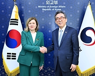 조태열 외교장관이 18일 서울 종로구 외교부에서 제3차 민주주의 정상회의 참석차 방한한 요우로바 EU 집행위원회 부위원장과 악수하며 기념 촬영을 하고 있다.