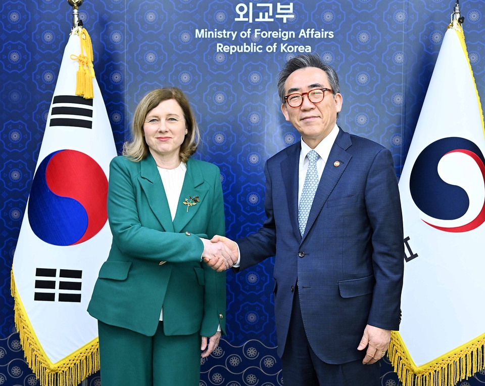 조태열 외교장관이 18일 서울 종로구 외교부에서 제3차 민주주의 정상회의 참석차 방한한 요우로바 EU 집행위원회 부위원장과 악수하며 기념 촬영을 하고 있다.