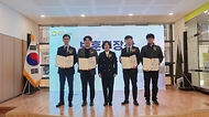 강정애 국가보훈부 장관이 15일 오후 부산시 사상구 부산요양병원에서 열린 한국보훈복지의료공단 부산요양병원 개원식에 참석해 공로자 표창장 및 감사패를 수여하고 있다.