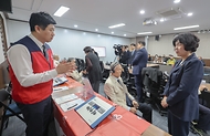 강정애 국가보훈부 장관이 18일 오후 서울시 용산구 서울지방보훈청에서 열린 국가보훈부-한국수출입은행-사랑의달팽이 국가유공자 보청기 지원사업 협약식에 참석해 협약식 이후 참전유공자에게 직접 맞춤형 청력검사 받는 것을 도와드리고 있다.