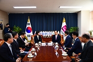 강정애 국가보훈부 장관이 14일 오전 서울시 중로구 한국기독교회관에 방문하여 장종현 한국교회총연합 대표회장을 만나 예방하고 보훈문화확산 활성화 방안 협의에 대한 대화를 나누고 있다.