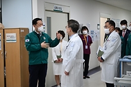이희완 국가보훈부 차관이 14일 오전 충남 홍성군 홍성의료원에 방문하여 의료계 집단행동 관련해 비상 진료체계 대응현황을 점검하기위해 응급실을 찾아 직원을 격려하고 있다.