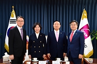 강정애 국가보훈부 장관이 14일 오전 서울시 중로구 한국기독교회관에 방문하여 장종현 한국교회총연합 대표회장을 만나 기념사진을 촬영하고 있다.