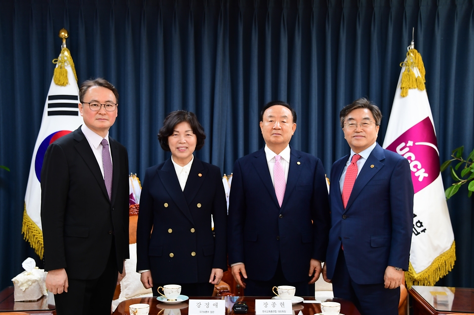 강정애 국가보훈부 장관이 14일 오전 서울시 중로구 한국기독교회관에 방문하여 장종현 한국교회총연합 대표회장을 만나 기념사진을 촬영하고 있다.