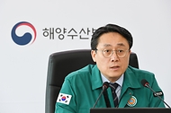 강도형 해양수산부 장관이 14일 정부세종청사 해수부 종합상황실에서 ‘어선사고 관련 관계기관 합동점검회의’를 주재하고 있다. 이날 회의에서는 행안부, 국방부, 외교부, 해경 및 관련 지자체가 참석한 가운데, 최근 발생한 어선사고 관련 수색·구조와 유가족 및 실종자 가족 지원상황을 점검했다. 