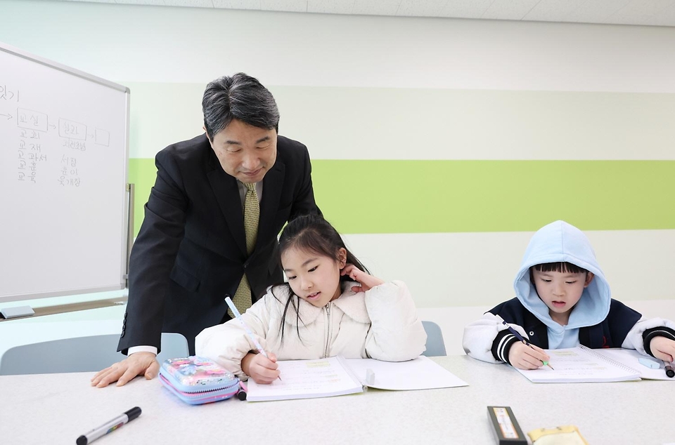 이주호 부총리 겸 교육부 장관이 18일 경기도 고양시 원흥초등학교에서 진행된 늘봄학교 현장을 방문해 학생들의 수업을 참관하고 있다.