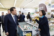 윤석열 대통령이 18일 서울 서초구 농협 하나로마트 양재점에서 판매직원들과 이야기를 나누고 있다.