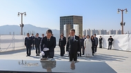 한덕수 국무총리가 15일 오전 경남 창원시 마산회원구 3.15 아트센터에서 열린 제64주년 3.15의거 기념식에 참석하여 행사전 국립3.15민주묘지 현충탑에 방문하여 헌화참배를 하고 있다.