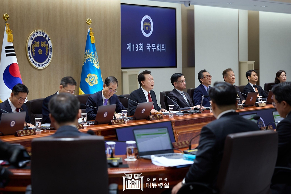 윤석열 대통령이 19일 서울 용산 대통령실 청사에서 열린 ‘제13회 국무회의’를 주재하며 모두발언을 하고 있다.