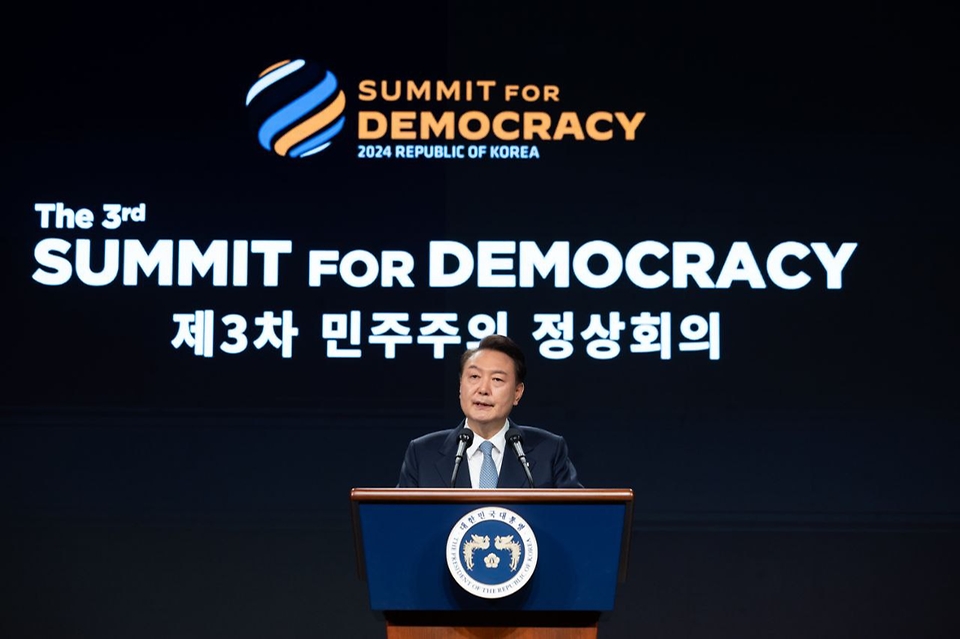 윤석열 대통령이 18일 서울 신라호텔에서 열린 제3차 민주주의 정상회의 장관급 회의 개회식에 참석해 환영사를 하고 있다.