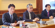 김윤상 기획재정부 차관이 18일(현지시간) 프랑스 파리에서 열린 ‘한-OECD 국제공동연구 착수식’에 참석해 개회사하고 있다. (왼쪽부터 김윤상 기획재정부 차관, 요시키 다케우치(Yoshiki Takeuchi) OECD 사무차장, 최상대 OECD 한국대표부 대사)