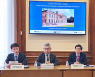 김윤상 기획재정부 차관이 18일(현지시간) 프랑스 파리에서 열린 ‘한-OECD 국제공동연구 착수식’에 참석해 개회사하고 있다. (왼쪽부터 김윤상 기획재정부 차관, 요시키 다케우치(Yoshiki Takeuchi) OECD 사무차장, 최상대 OECD 한국대표부 대사)