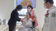 강정애 국가보훈부 장관이 15일 오후 부산시 사상구 부산요양병원에서 열린 한국보훈복지의료공단 부산요양병원 개원식에 참석해 주요 내빈과 함께 테이프 커팅 후 내부시설을 순시하며 입원 중인 어른신들에게 인사를 드리고 있다.