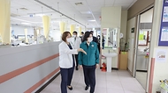 강정애 국가보훈부 장관이 15일 오후 부산보훈병원 현장방문해 의료계 집단행동 관련해 비상 진료체계 대응현황을 점검하기 위해 응급실을 찾아 직원을 격려하고 있다.