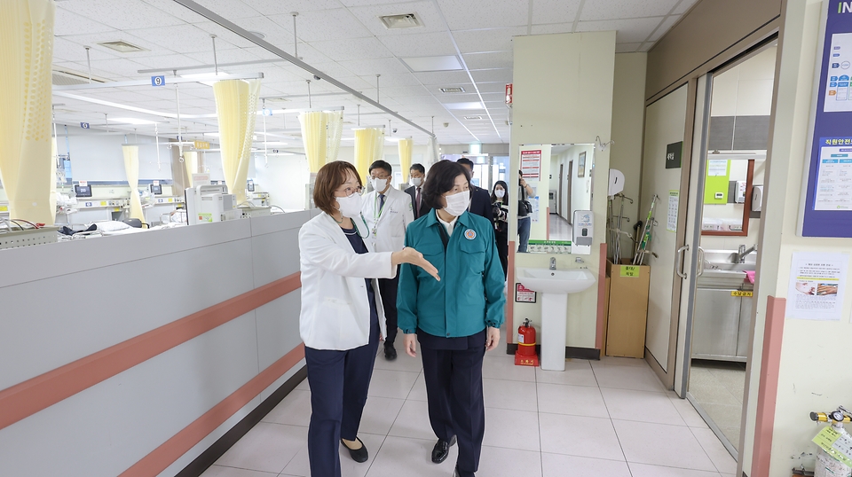 강정애 국가보훈부 장관이 15일 오후 부산보훈병원 현장방문해 의료계 집단행동 관련해 비상 진료체계 대응현황을 점검하기 위해 응급실을 찾아 직원을 격려하고 있다.