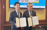 김윤상 기획재정부 차관이 18일(현지시간) 프랑스 파리에서 열린 ‘한-OECD 국제공동연구 착수식’에 참석해 요시키 다케우치(Yoshiki Takeuchi) OECD 사무차장과 의향서에 서명 후 기념 촬영을 하고 있다. 