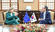조태열 외교장관이 18일 서울 종로구 외교부에서 제3차 민주주의 정상회의 참석차 방한한 요우로바 EU 집행위원회 부위원장과 면담을 하고 있다. 이날 면담에서는 민주주의, 허위정보 대응, 투명성 증진, 인공지능(AI), 한-EU 관계 등에 대해 의견을 교환했다.