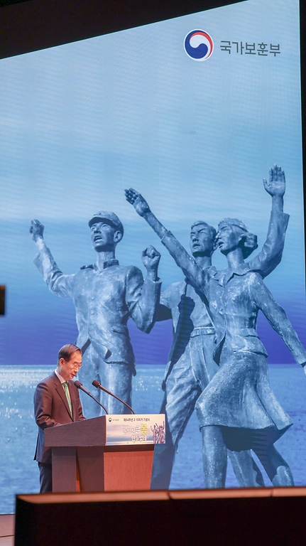 한덕수 국무총리가 15일 오전 경남 창원시 마산회원구 3.15 아트센터에서 열린 제64주년 3.15의거 기념식에 참석하여 기념사를 하고 있다.