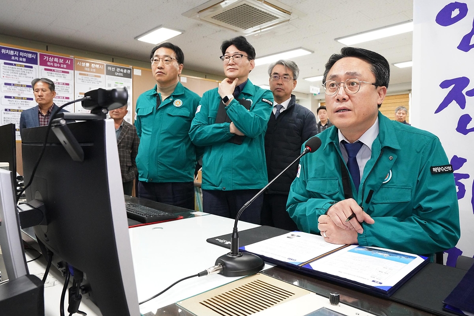 강도형 해양수산부 장관이 15일 경남 통영시 어선안전조업국을 방문해 어선 사고 수습·구조 현장을 점검하고 있다.