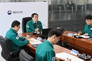 강도형 해양수산부 장관이 14일 정부세종청사 해수부 종합상황실에서 ‘어선사고 관련 관계기관 합동점검회의’를 주재하고 있다. 이날 회의에서는 행안부, 국방부, 외교부, 해경 및 관련 지자체가 참석한 가운데, 최근 발생한 어선사고 관련 수색·구조와 유가족 및 실종자 가족 지원상황을 점검했다. 